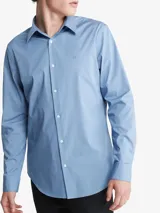 Camisa de manga larga Calvin Klein en color celeste, con cierre frontal de botones y logo de la marca bordado en el pecho.