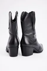 Botineta estilo texano de cuero vacuno color negro, con taco cuadrado y punta fina.