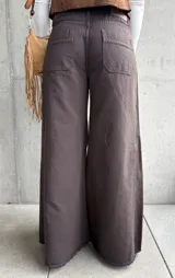 Jean de corte wide leg en color chocolate, confeccionado en denim con costuras verticales decorativas y ruedo deshilachado.