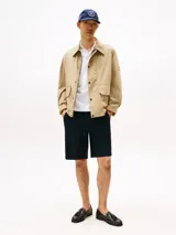 Pantalón corto de corte amplio confeccionado en algodón, con cintura elástica ajustable mediante cordón y bolsillos traseros de parche.