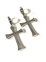 Par de aros colgantes plateados con forma de cruz ornamentada y cierre tipo argolla.