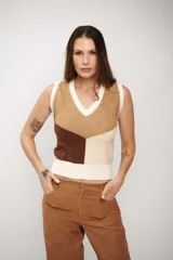 Chaleco de punto sin mangas con escote en V, diseño de bloques de color en tonos tierra (marrón, beige y crema) y terminaciones acanaladas en cuello, sisas y ruedo.