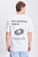 Camiseta blanca de corte oversize con estampa en la espalda con la frase "DJ Creates Vibes" y un disco de vinilo.