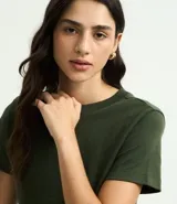 Remera básica de manga corta y cuello redondo, confeccionada en algodón interlock. Presenta un diseño liso sin estampados, ideal para uso diario.