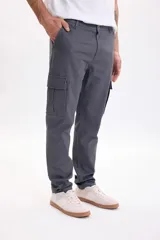 Pantalón cargo de color gris oscuro, con múltiples bolsillos laterales en las piernas y corte clásico.