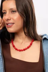 Collar corto de cuentas de cristal facetado en color rojo, con cierre y cadena de extensión de acero quirúrgico.