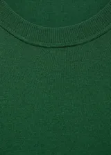 Jersey de punto fino color verde, con cuello redondo y diseño recto de manga larga.