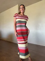 Vestido midi de punto de algodón con diseño a rayas horizontales en tonos celestes, tostados, blancos y bordó, de corte recto, manga caída y escote redondo.