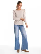 Buzo de tejido soft color gris oscuro, con cuello redondo y mangas largas. Presenta hombros con diseño plisado y detalle de perlas aplicadas.