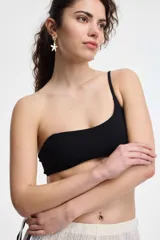 Top de bikini negro con un solo tirante.