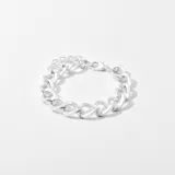 Pulsera plateada de eslabones gruesos con cierre de mosquetón.