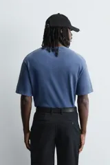 Camiseta de punto con corte boxy fit, cuello redondo y manga corta. Presenta un acabado con efecto lavado.