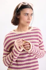 Sweater de tejido de punto fantasía a rayas horizontales en color crudo y fucsia, de manga larga y cuello redondo.