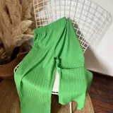 Pantalón verde neón de corte palazzo, con textura plisada y cintura elástica.