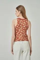 Musculosa de punto color verde militar con estampado animal print en tonos marrón y gris.