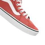 Championes de caña alta Vans Filmore Hi, color ladrillo con detalles en blanco. Fabricados en lona con suela waffle y cuello acolchado.