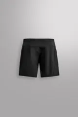 Bermuda de ajuste regular color marrón oscuro, confeccionada en tejido técnico compacto con elasticidad. Presenta cintura ajustable con cinturón negro a contraste, bolsillos frontales y un bolsillo cargo con cierre de cremallera oculta en la pernera.