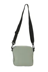 Morral de diseño compacto en color negro, con correa ajustable y extraíble. Cuenta con múltiples compartimentos frontales con cierre y un bolsillo pequeño con solapa, además de una etiqueta decorativa con texto.