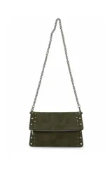 Cartera bandolera color verde militar de gamuza, con solapa frontal decorada con tachas plateadas y correa de cadena metálica.