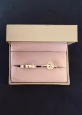 Set de dos anillos de plata 925. Incluye una alianza de diseño liso y minimalista, y un anillo con piedra central en forma de gota rodeada de pequeñas zirconias blancas.