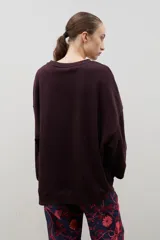 Sweatshirt de cuello redondo y corte holgado, color bordó, con logo bordado en el pecho.