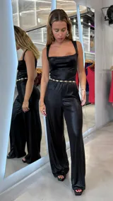 Mono largo negro de calce ajustado, con breteles anchos y escote cuadrado. Incluye un cinturón dorado con apliques de strass.