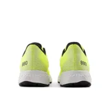 Championes de running New Balance Fresh Foam X 880v13, color amarillo flúor con detalles en negro y gris. Cuentan con entresuela Fresh Foam X y suela de goma NDurance.