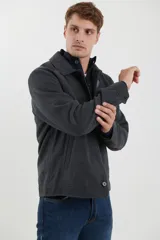 Sobretodo estilo Harrington de color gris oscuro, con cuello camisero, cierre frontal con botones y bolsillos laterales. Presenta un diseño clásico y estructurado.