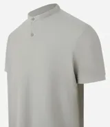 Polo de hombre de manga corta, color beige claro, con cuello mao y tapeta de dos botones.