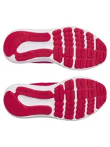 Championes de running Under Armour modelo Charged Surge 4, color fucsia con suela blanca. Presentan parte superior de malla transpirable con refuerzos sintéticos, amortiguación Charged Cushioning en la entresuela y logo de la marca en el lateral.