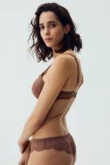 Pack de dos bombachas brasileñas de tiro bajo, confeccionadas en encaje floral, con cintura en V y refuerzo interior.