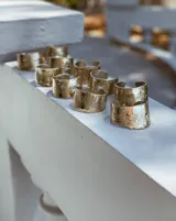 Brazalete rígido de diseño artesanal con textura irregular y acabado metálico, elaborado en bronce macizo.