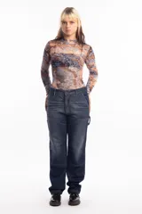 Remera de mangas largas con cuello alto y estampado abstracto en tonos marrones, celestes y grises.