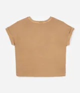 Remera de algodón texturizado color camel, con cuello redondo, manga corta con bajo plegado y un pequeño bordado de palmera en el pecho.