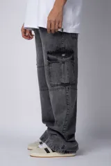 Pantalón jean cargo de corte oversize y tiro medio, con bolsillos laterales tipo cargo y costuras reforzadas en las rodillas.
