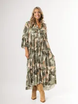 Bota texana de caña media color beige, confeccionada en gamuza con detalles de costuras decorativas en el empeine y caña. Tiene cierre lateral y taco de madera.