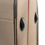 Valija mediana de tela color khaki con detalles en naranja. Tiene manija superior y lateral, candado TSA integrado, 4 ruedas y un bolsillo frontal con cierre. El interior está forrado y tiene un compartimento con cierre.