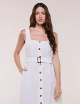 Vestido midi abotonado verde melange, con escote recto, tirantes anchos y falda de calce recto con vuelo sutil. Tiene abotonadura frontal completa con botones estilo carey, cinto textil con hebilla para ajustar la cintura y bolsillos laterales.