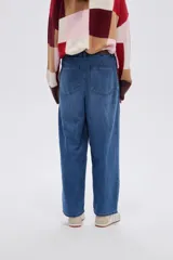 Pantalón slouchy de jean negro con pinzas en la cintura y tiro alto.