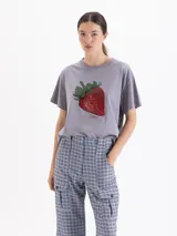 Remera de algodón color gris con estampa frontal de una frutilla realista.