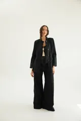 Pantalón wide leg de tiro medio con bolsillos delanteros y traseros, confeccionado en mezcla de lino y algodón.