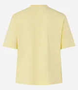 Blusa amarilla de mangas cortas con cuello redondo y bajo con flores bordadas.