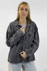 Camisa marrón con cuello camisero, cierre frontal con botones, mangas largas y bolsillos plaqué con solapa en el pecho.