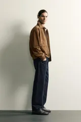 Jeans straight fit de corte recto confeccionados en denim de algodón color negro con efecto lavado. Posee diseño clásico de cinco bolsillos y cierre frontal con cremallera y botón metálico.