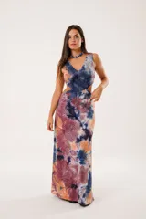 Vestido largo batik con escote en V, sin mangas y corte en la cintura.
