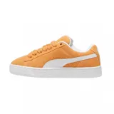 Championes Puma modelo Suede XL, color azul vibrante con detalles en blanco. Presentan un diseño clásico de gamuza con cordones anchos, suela de goma texturizada y el logo de la marca en dorado en el lateral.