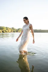 Vestido largo estilo solera color blanco, con breteles anchos, escote en V y volados desflecados.