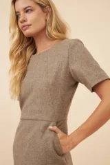 Vestido marrón de lana con corte a la cintura, mangas cortas y falda evasé.
