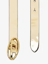 Cinturón rosa metalizado con hebilla metálica ovalada con el logo de la marca.