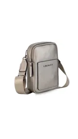 Bandolera pequeña de diseño compacto en color mostaza, confeccionada en material sintético con textura granulada. Presenta un bolsillo frontal con el logo de la marca impreso, cierre superior y correa ancha ajustable y desmontable.